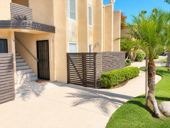 Building Photo - Beautiful Updated 2 Bed / 1.5 Bath Condo Unit 17