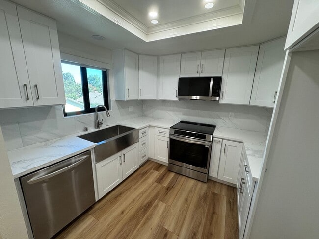 Building Photo - Beautifully Updated 2 Bed, 2 Bath Condo in... Unit 16