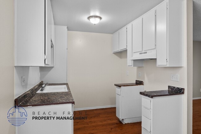 Photo - 1880 Locust Ave