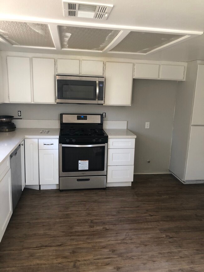 Kitchen - 662 Woodcrest Dr