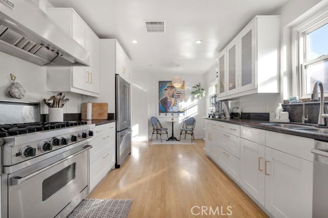 Photo - 5727 Colbath Ave