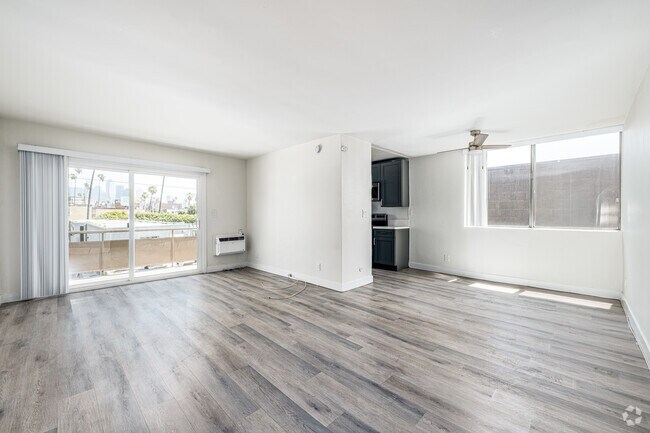 2BR, 2BA - 1030SF - Living Room - Menlo 2