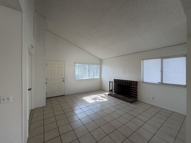 Photo - Redlands Townhouse in Great Complex 2+ 1.5 AVAILABLE NOW