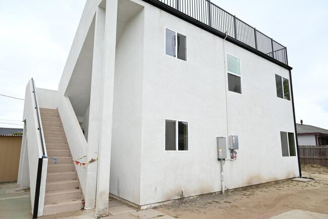 Building Photo - 10701 1/2 Doty Ave