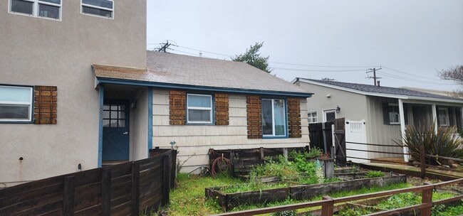 Own entrance - 2631 E Ocean Ave