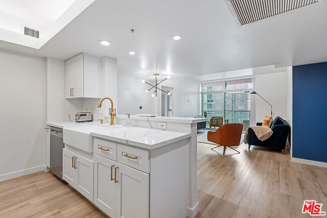 Building Photo - 13700 Marina Pointe Dr Unit 1426