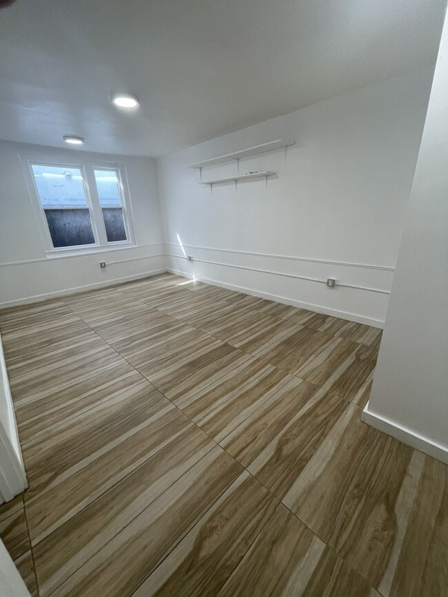 Building Photo - 202 Bicknell Ave Unit 8