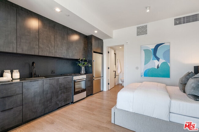 Building Photo - 10700 Tabor St Unit PH7 Rental