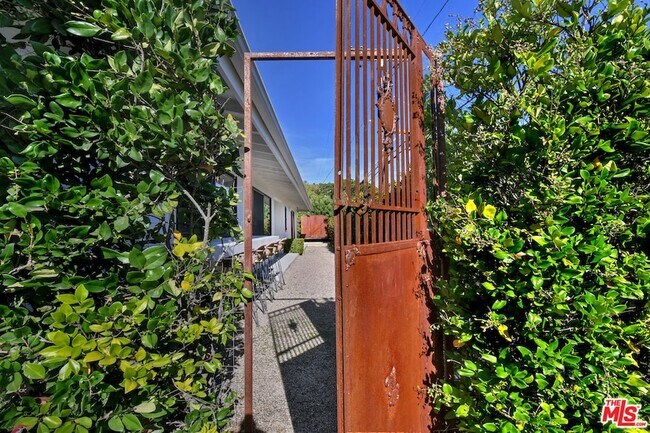 Photo - 2145 Linda Flora Dr