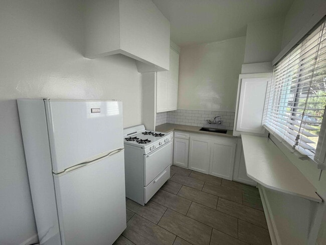 Photo - 240 S Reeves Dr Unit 5