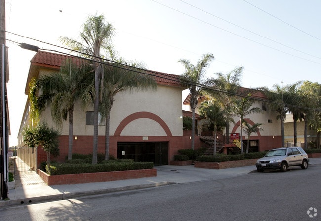 Primary Photo - 14102 Lemoli Ave