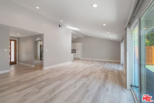 Photo - 5634 Mason Ave