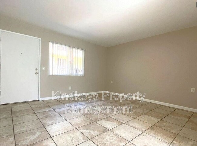 Building Photo - 7791 Linda Vista Rd Unit Apt 6