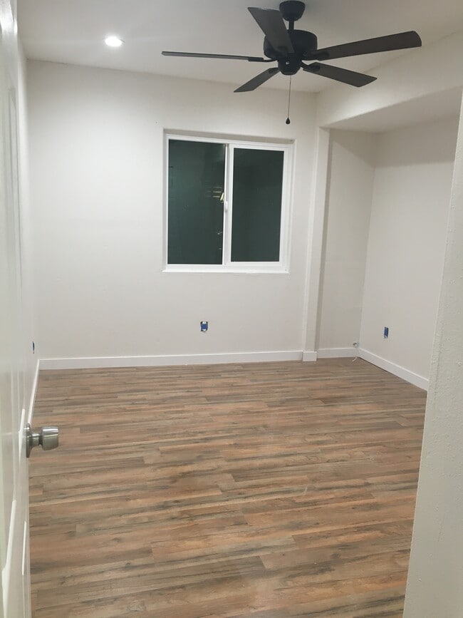Building Photo - 1048 W 60th Plz Unit 1