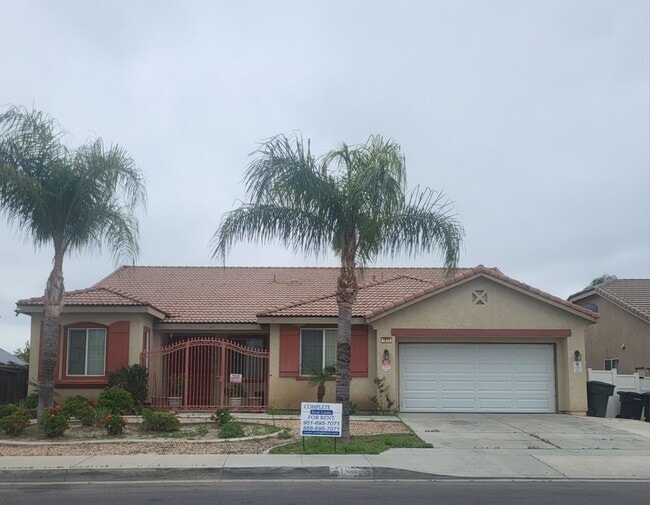 Building Photo - Single Story 4+ Bedrooms, 2 Bathrooms 2553 sf