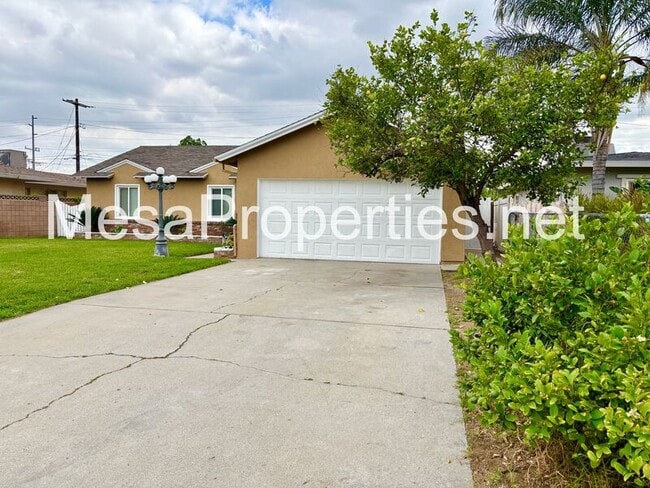 Photo - 17571 Deodar Ave