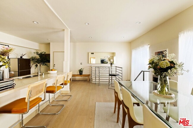 Building Photo - 1717 Malcolm Ave Unit 303