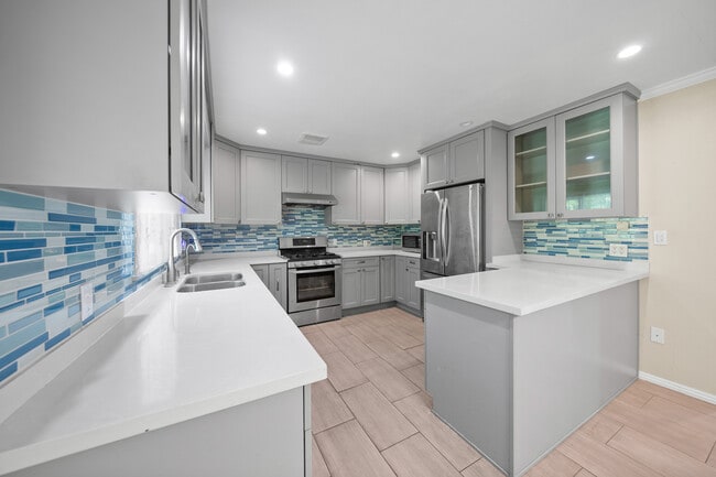 Photo - 1337 Douglas St