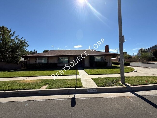Building Photo - 39642 Country Club Dr Rental