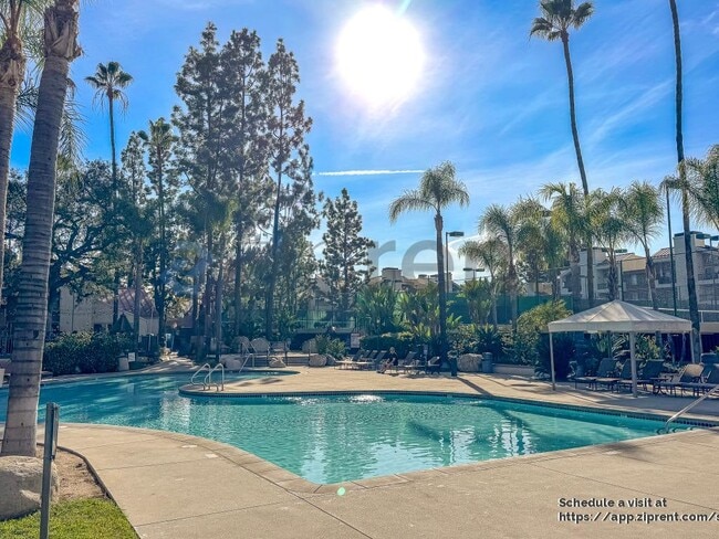 Photo - 5500 Owensmouth Ave