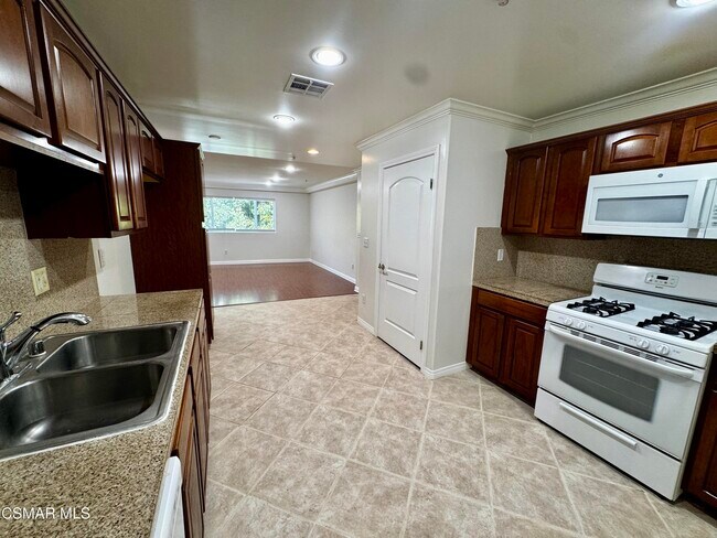 Photo - 13525 Vanowen St