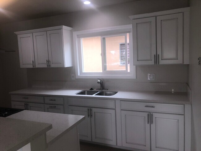 Kitchen - 5461 Kingsley St Unit D