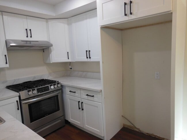 Photo - 8728 Cedros Ave