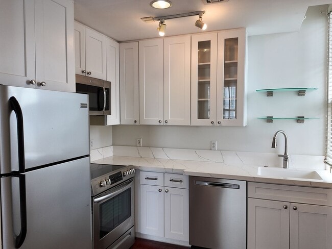Building Photo - 702 Ash St Unit 903