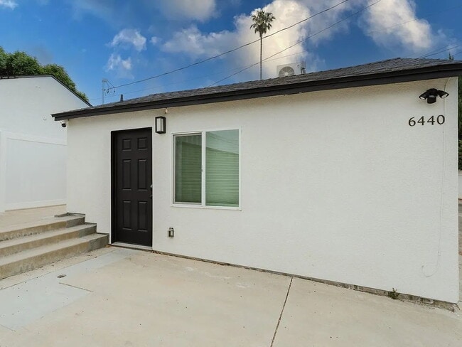 Building Photo - "Charming Reseda Retreat: Cozy 1-Bedroom with Stylish Granite Accents!"