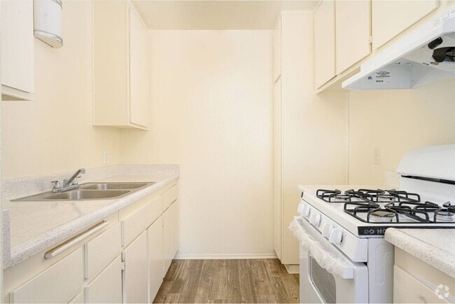 Building Photo - Villa Hemet Rental
