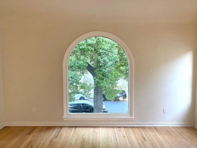 Ample light and views in the huge Spanish style living room - 2807 Hillcrest Dr Unit 4