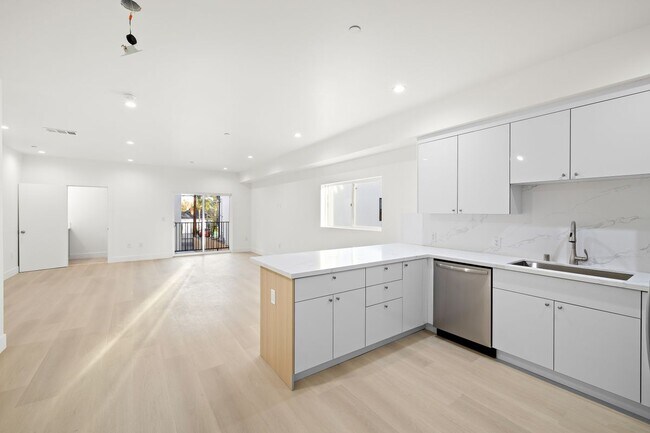 Photo - 5649 Case Ave