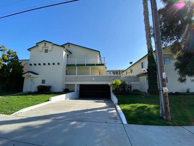 Building Photo - Quiet IB Townhome for Rent!