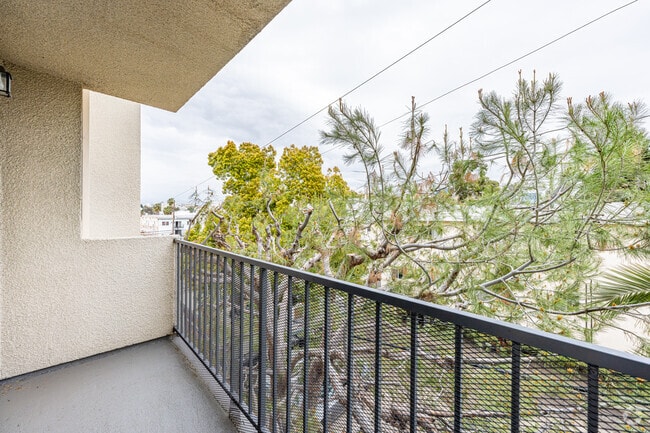 1BR, 1BA -864SF - Balcony - B & B Apartments