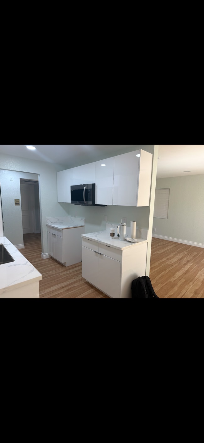 Building Photo - 7439 Woodman Ave Unit Sofía gil