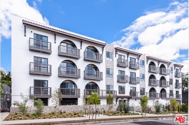 Building Photo - 1338 N Formosa Ave Unit ph6