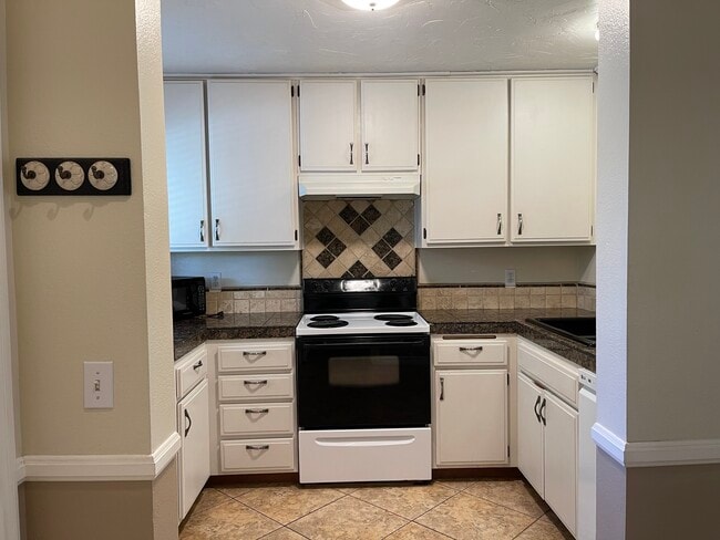 Building Photo - 209 N Singingwood St Unit 4 Rental
