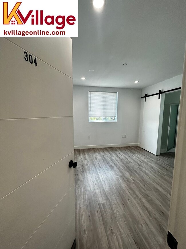 Building Photo - Fully Furnished, Private Room w/ Private Bath – Co-Living, Just Minutes from USC! Unit 304 (unfurnished)