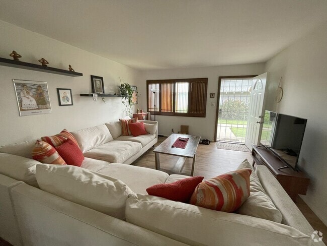 Building Photo - MOVE IN SPECIAL! Move in before August 1, ... Rental