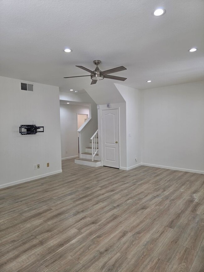 Photo - TOWNHOUSE-STYLE 3 BR + 2 1/2 BA UNIT IN CANYON COUNTRY AVAILABLE NOW