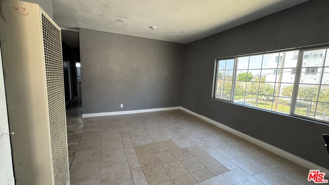 Building Photo - 924 S Sunol Dr