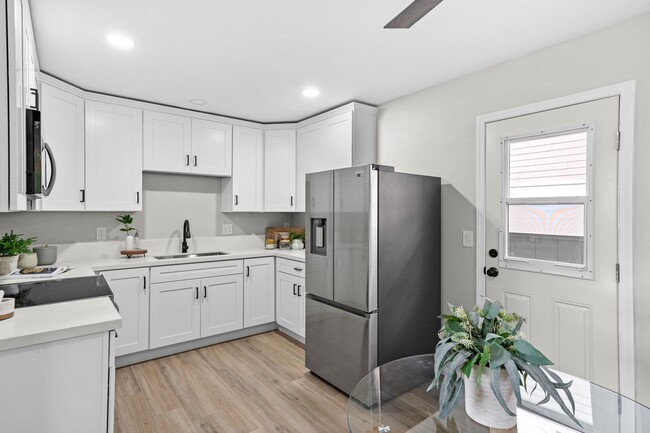 Building Photo - Newly remodeled studio with Washer/Dryer i... Unit 5922A
