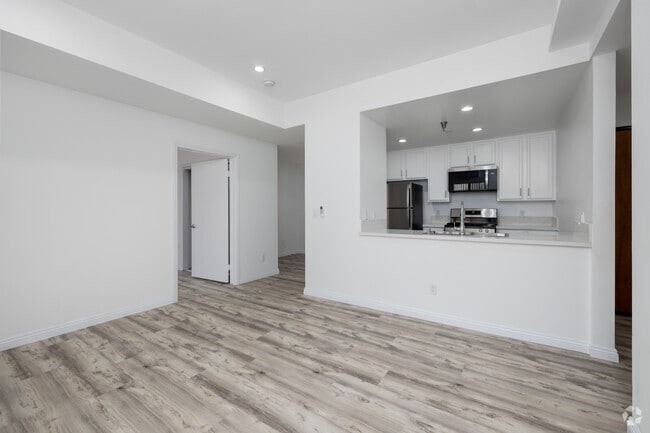 1BD, 1BA - 650SF - Living Room - 1347 23rd St