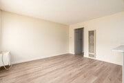 1BR, 1BA - 527SF - Living Room - 700 S Lake St