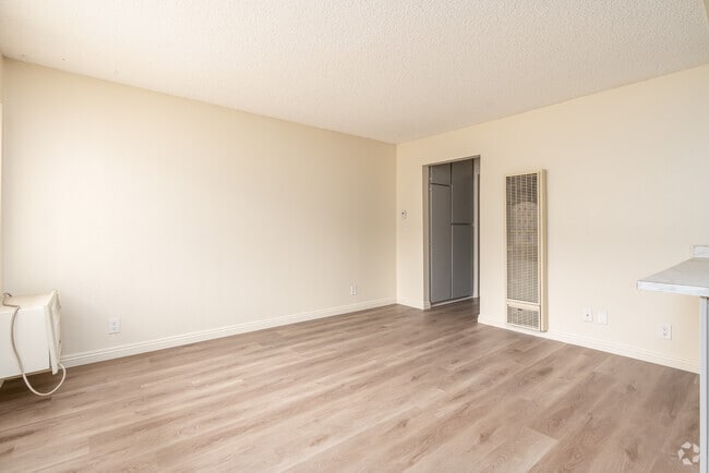 1BR, 1BA - 527SF - Living Room - 700 S Lake St