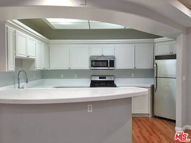 Building Photo - 12712 Moorpark St Unit 204