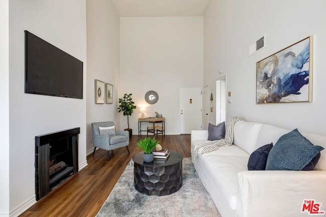 Photo - Beautiful 1 bed 3rd floor (top) condo in lakeside community in Culver City