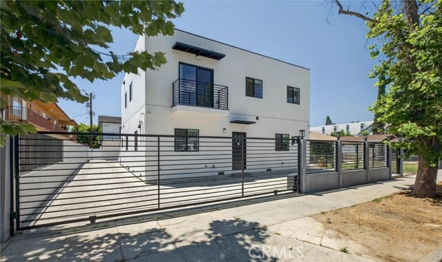 Building Photo - 14732 Gilmore St Unit 2 Rental