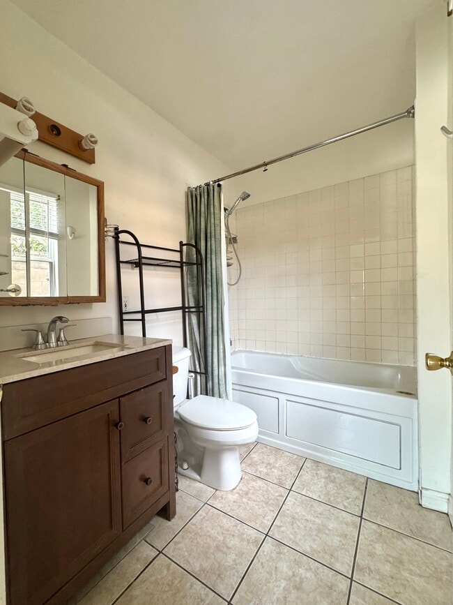 Photo - 2411 1/2 N Beachwood Dr Unit 2411 N Beachwood Dr