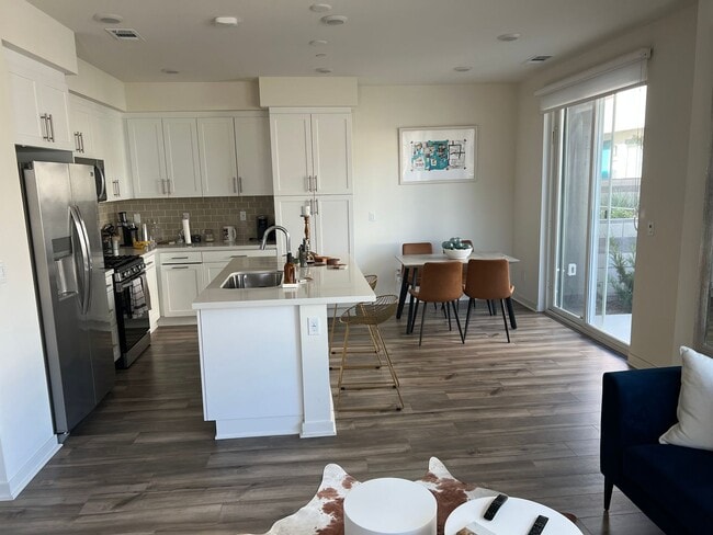 Photo - 3 bed, 2.5 bath located in Ontario!